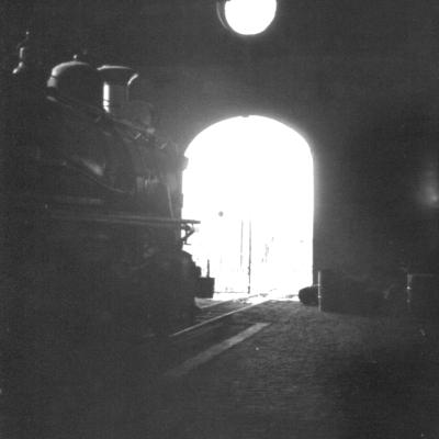 Locomotiva Dentro De Um Dos Galpoes De Reparo 1973