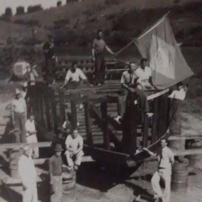 Uma Das Balsas Em Construcao Da Rede Mineira De Viacao