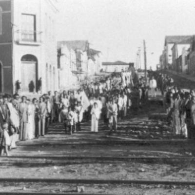 Cortejo De Uma Procissao Promovida Pelos Operarios Da Rmv 1 De Maio De 1947