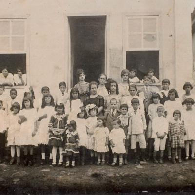 Escola De Mariquinha Soares Na Rua Catalao 1919